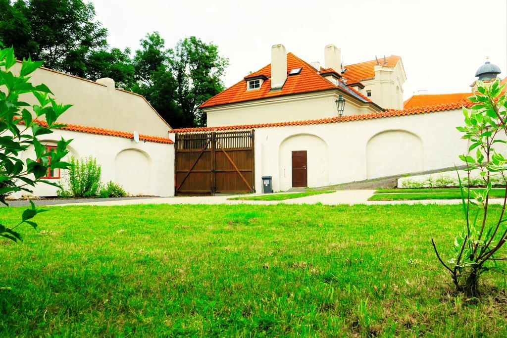 Apartment Garden Castle